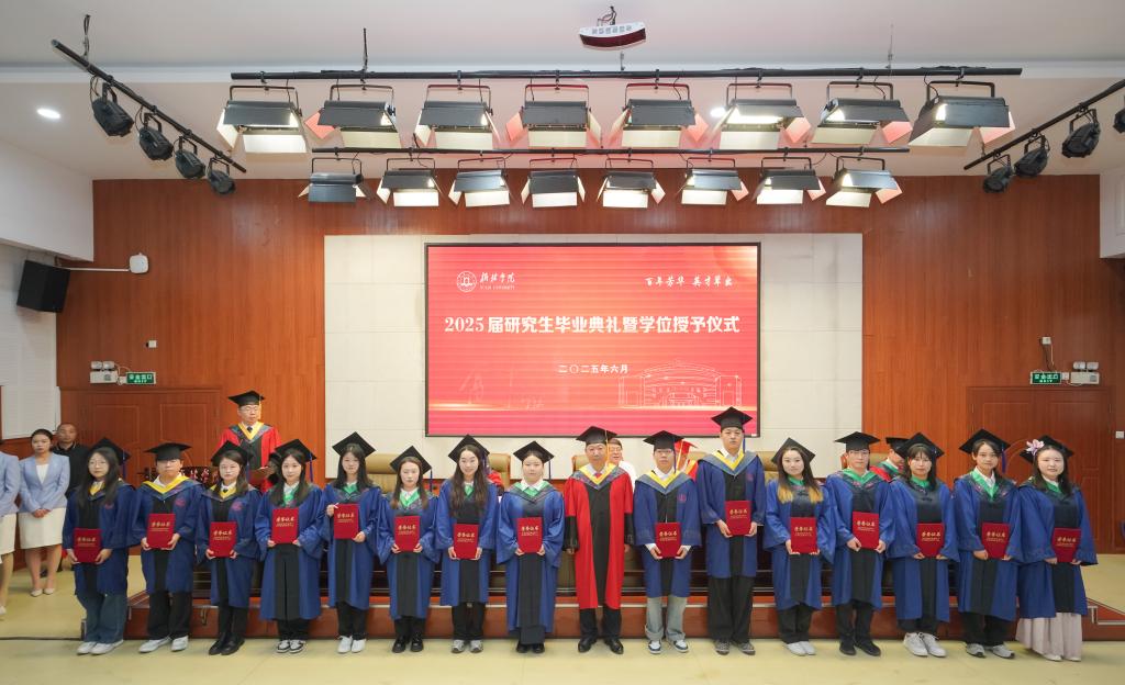 校学位评定委员会主席康伟为取得硕士学