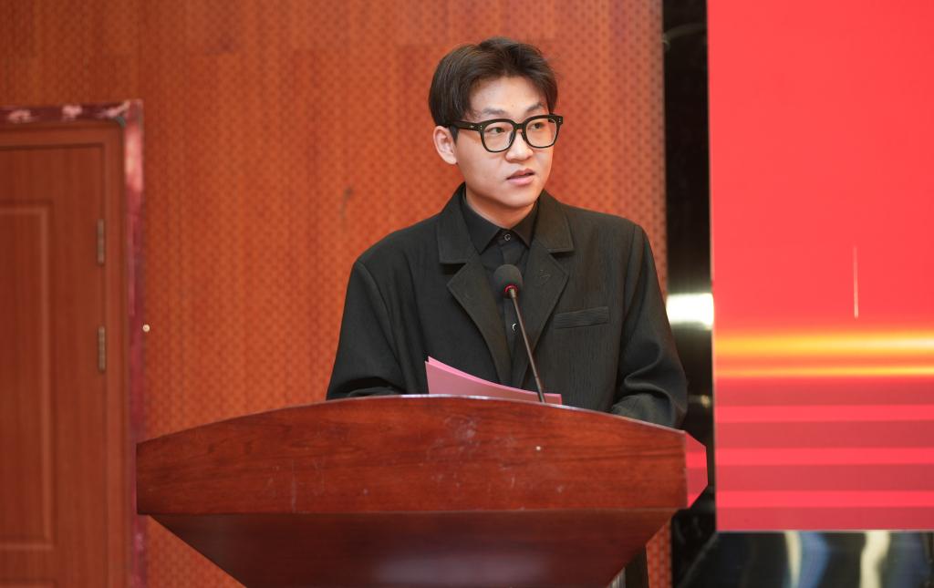 典礼在庄严雄壮的国歌声中拉开帷幕