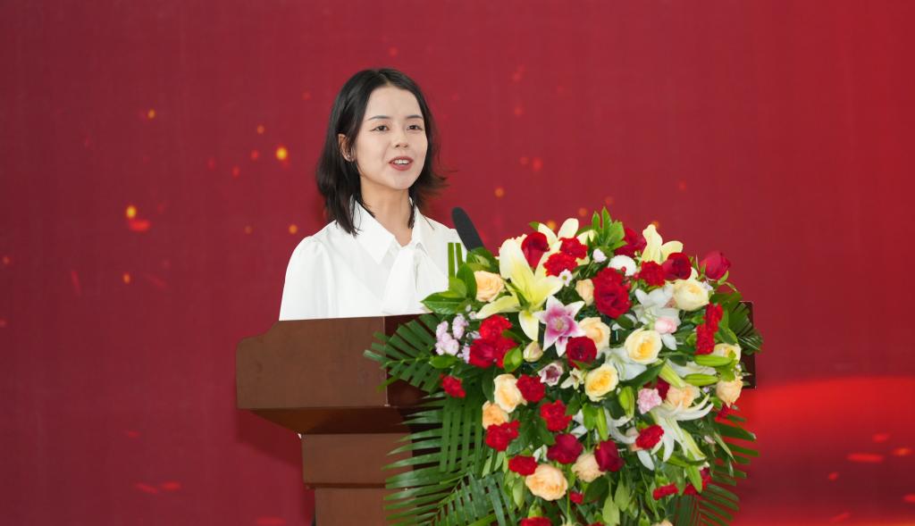 开学典礼由副校长闫龙主持