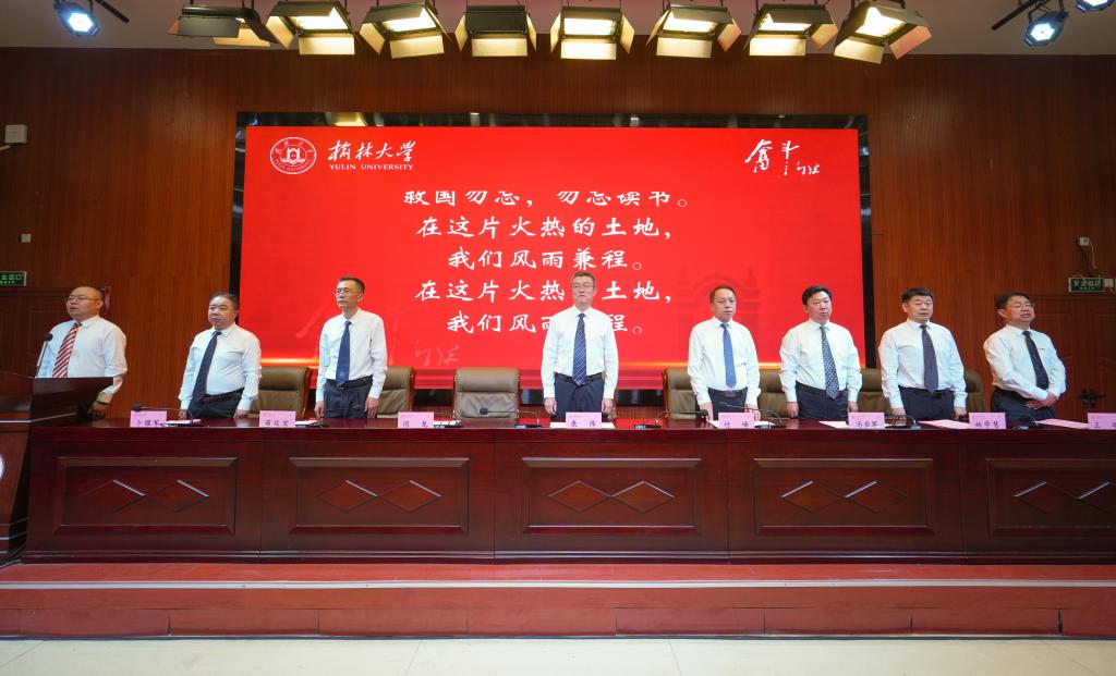 康伟为优秀硕士学位论文指导教师颁发荣