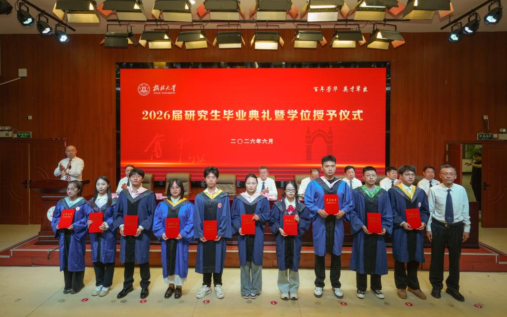 在校研究生代表参加了毕业典礼