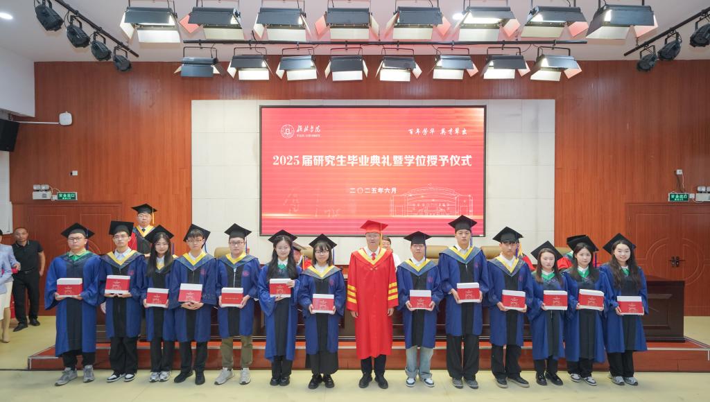 张晓宣读了《关于授予2025届毕业研