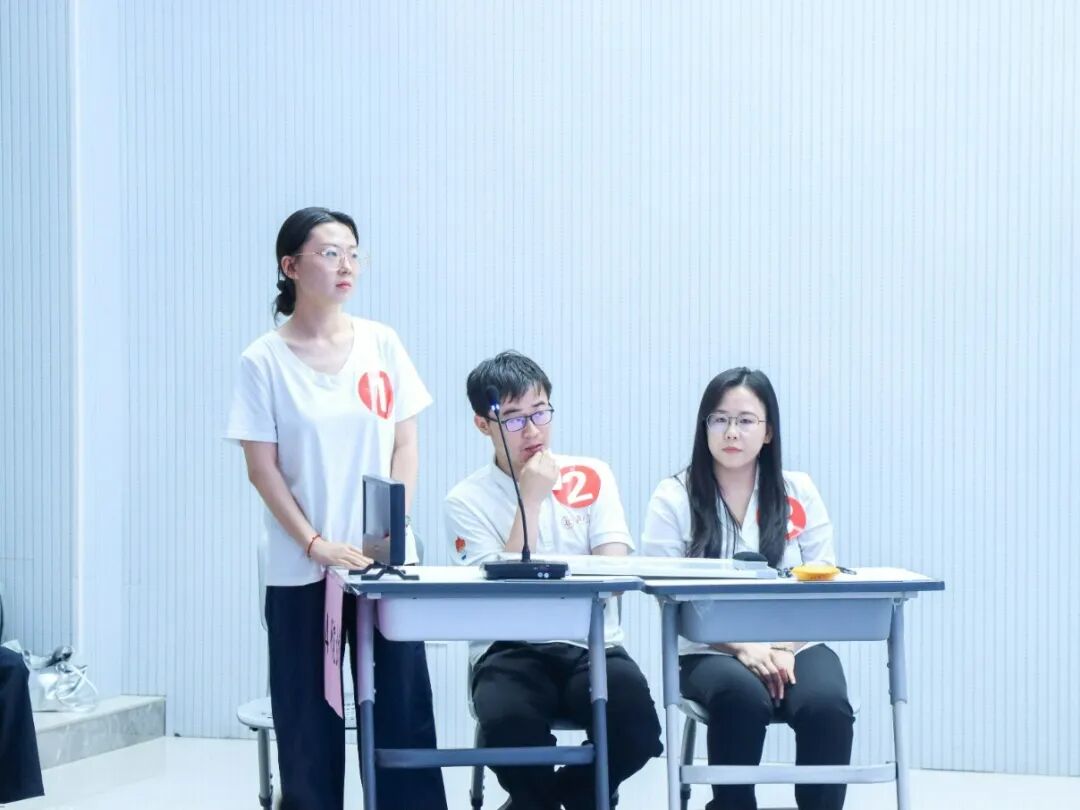 凭借扎实的知识储备和稳定的现场发挥